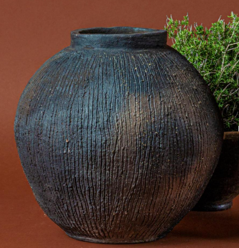 Vase boule en poterie de Rwached | texture brute | pièce d’artisanat