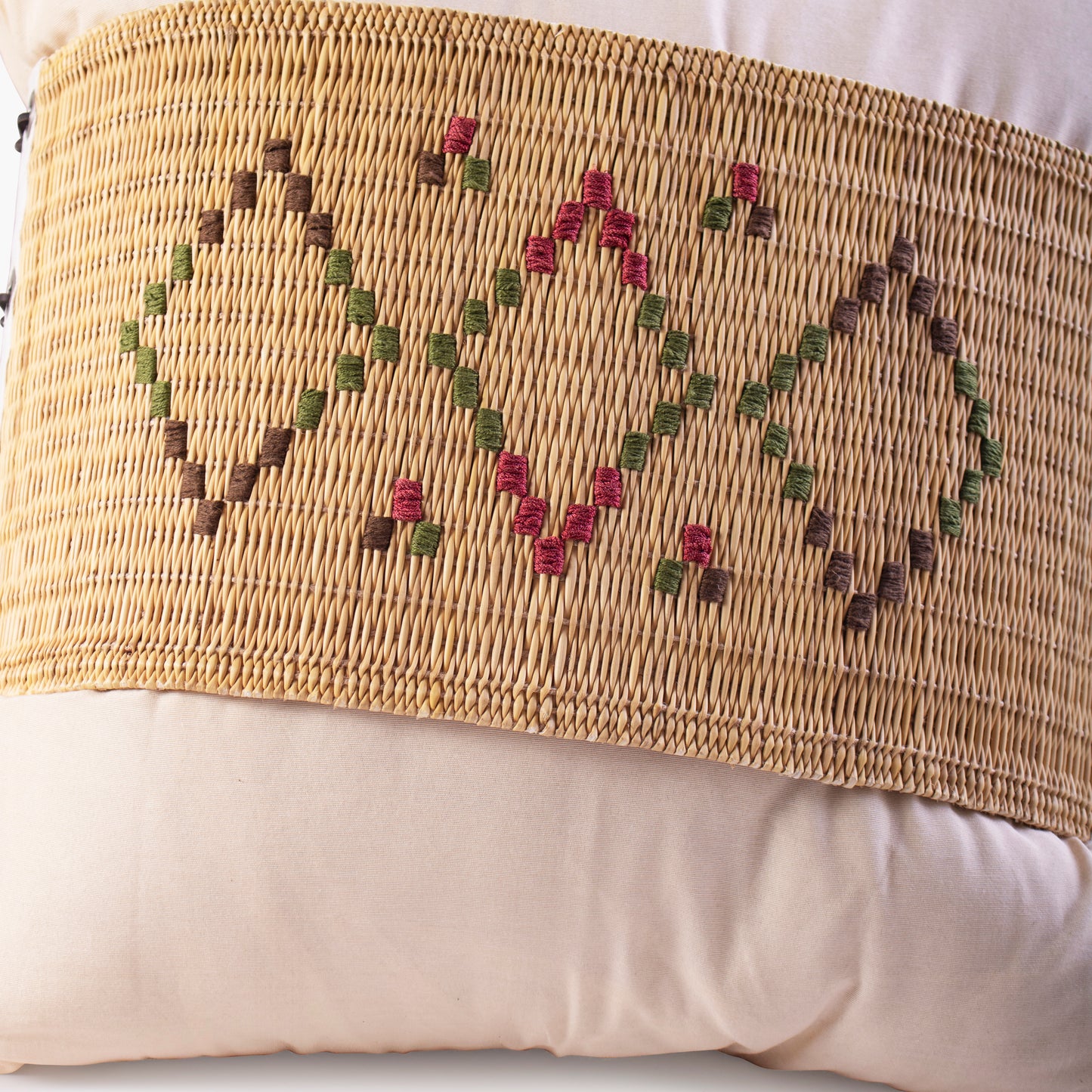 Cushion cover in wild rush and beige cotton